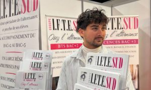 un étudiant de l'IFTE AIX présent au salon de l'étudiant d'Aix-en-Provence