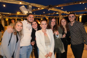 étudiants entourés de la responsable de centre lors de la soirée d'intégration au Maneo à aix en provence