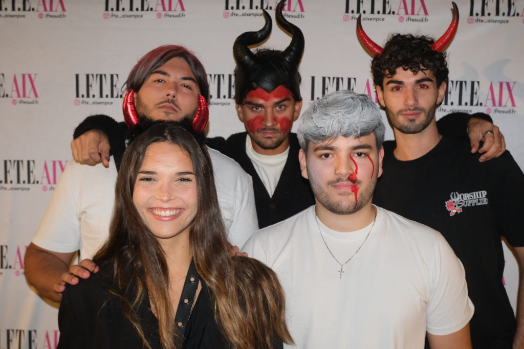 Les cinq membres du BDE IFTE AIX lors de leur soirée d'intégration au Maneo à Aix-en-Provence le Jeudi 3 Octobre 2024