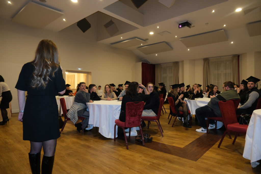 la directrice de l'IFTE AIX communiquant avec ses étudiants à l'occasion de la remise des diplômes