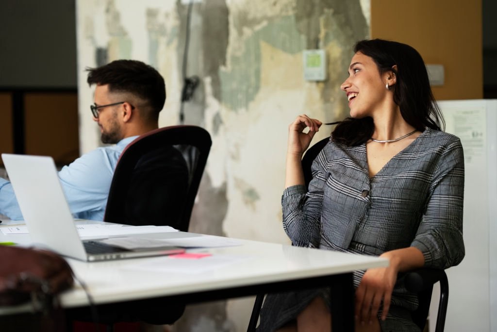 étudiante alternante sur son lieu de travail