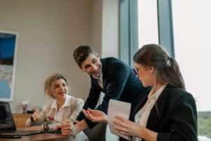 une alternante face à son employeur, assise au bureau en équipe