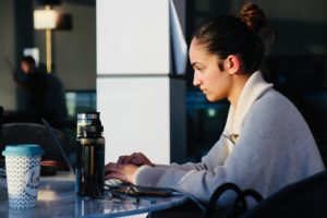 Alternante de l'IFTE Marseille sur un projet étudiant