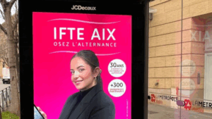 une étudiante de l'IFTE affiché à Aix-en-Provence sur les abribus de chez JC DECAUX.