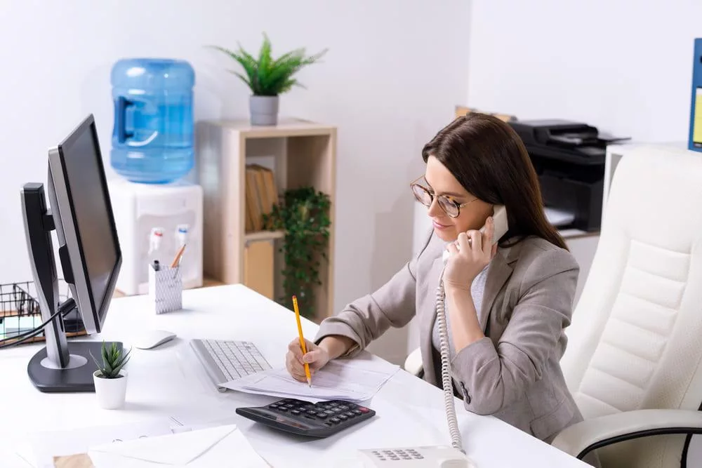 Assistant de direction : missions, salaire, compétences et formation après un Bachelor Office Manager pour travailler dans la gestion et l’organisation d’entreprise.