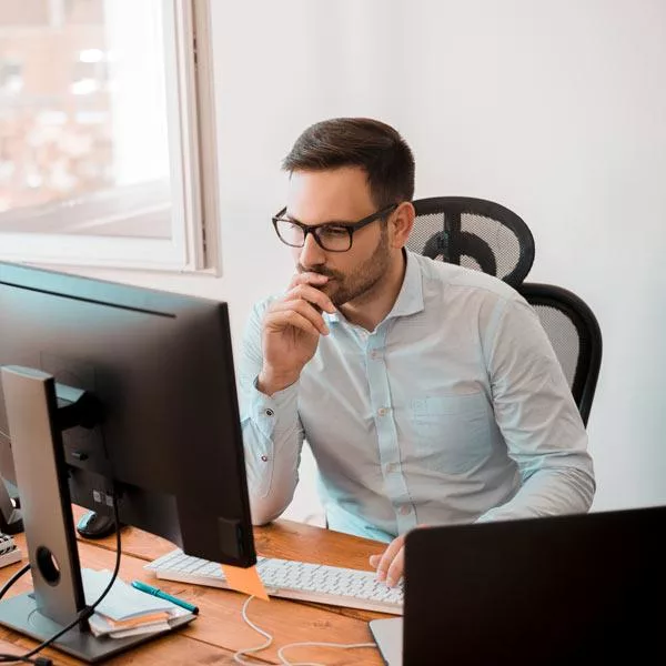 Le coordinateur de services généraux assure la gestion des moyens et le bon fonctionnement de l’entreprise. Découvrez les missions du métier et la formation après un BTS GPME.