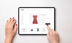 Le rédacteur web e-commerce est un professionnel du digital chargé de créer des contenus destinés à vendre en ligne : fiches produits, catégories, articles de blog, newsletters ou pages commerciales.