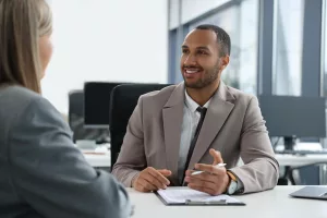 Le responsable administratif organise, coordonne et optimise les activités administratives d’une entreprise. Découvrez les missions du métier et la formation après un BTS GPME ou un Bachelor Office Manager.