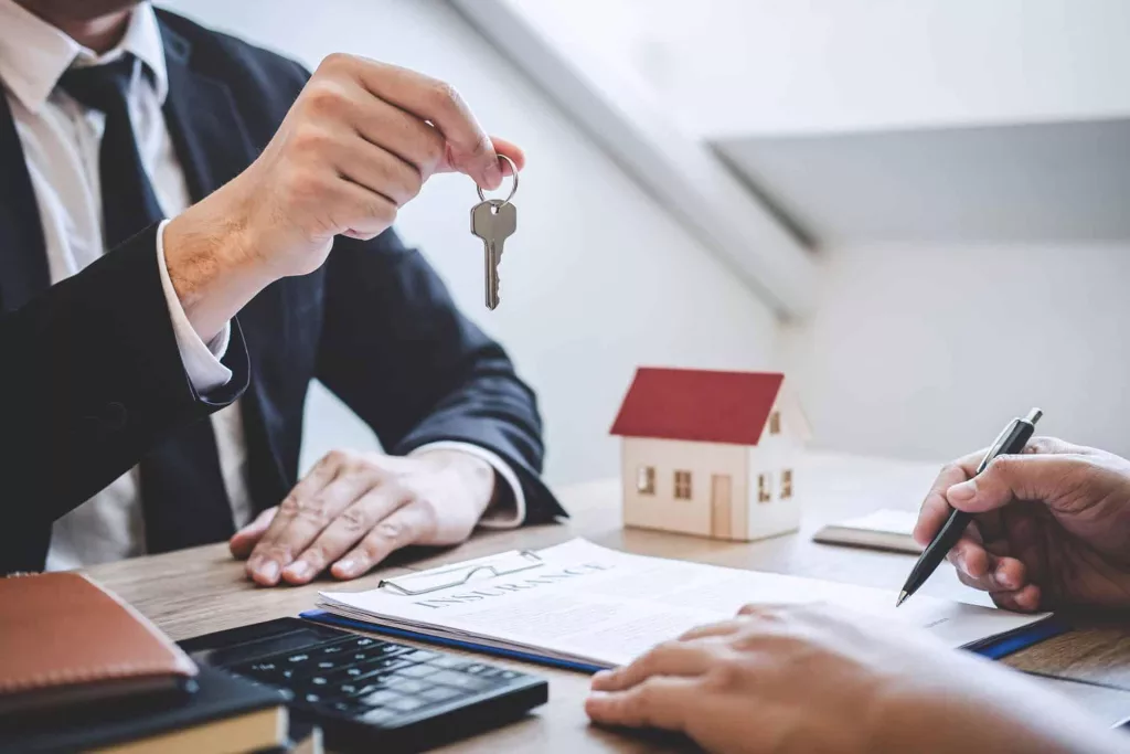 Le responsable de la gestion locative administre les biens immobiliers, sécurise les loyers et accompagne propriétaires comme locataires. Découvrez les missions du métier et la formation après un BTS Professions Immobilières ou un Bachelor Immobilier.