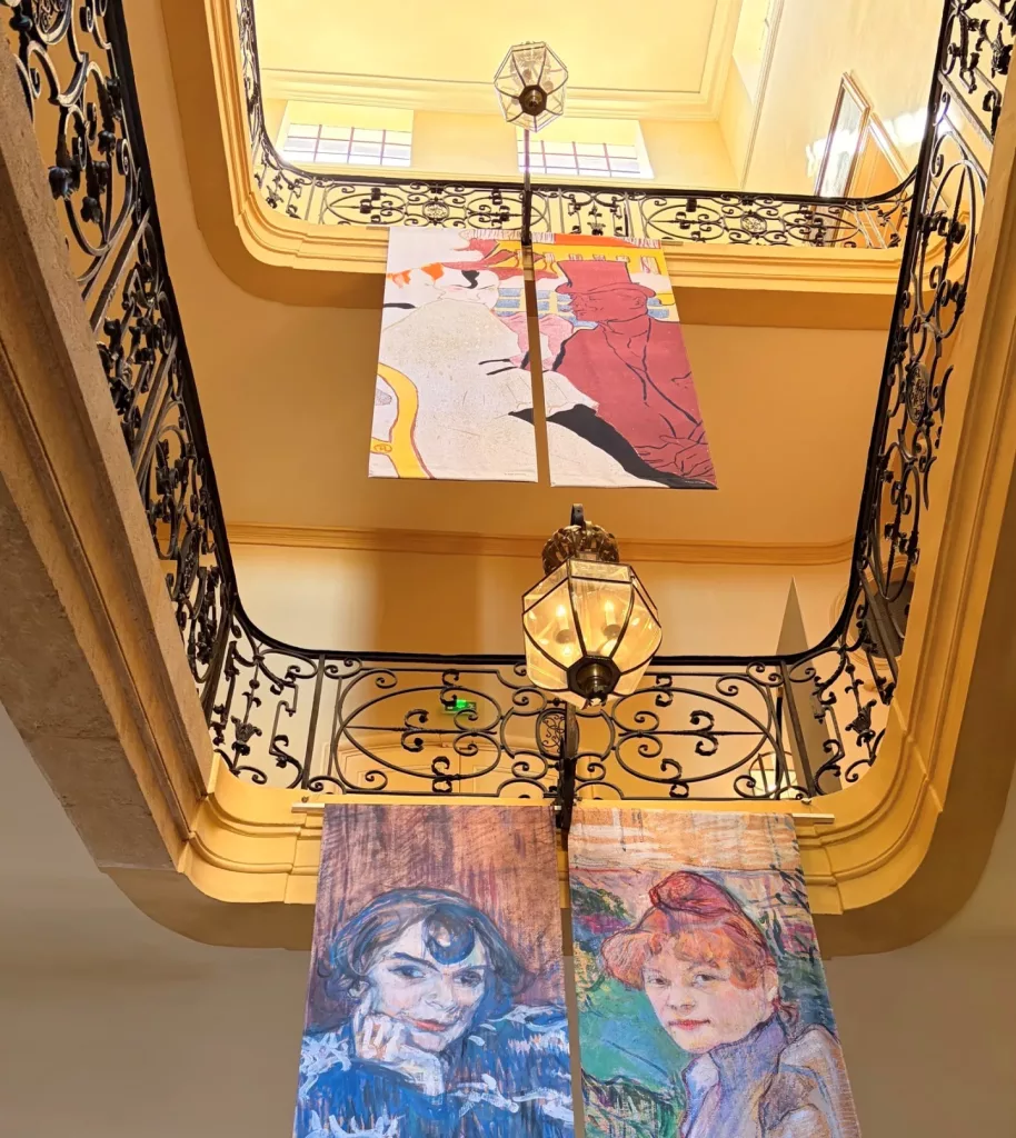 Découvrez la sortie pédagogique des Mastères Marketing Digital à l’Hôtel de Caumont autour de l’exposition Toulouse-Lautrec et des premières affiches publicitaires.