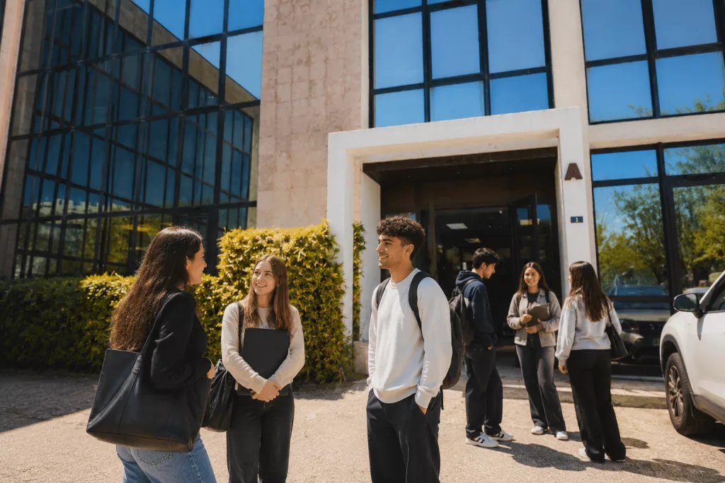 Étudiants de l'IFTE échangeant devant l'établissement avant leurs examens et leur recherche d'entreprise en BTS en alternance.
