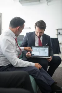 Étudiants en formation de management et gestion d’entreprise échangeant autour d’un projet professionnel dans un environnement moderne, illustrant les parcours du BTS MCO et du Bachelor Office Manager à l’IFTE.