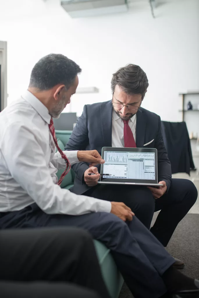 Étudiants en formation de management et gestion d’entreprise échangeant autour d’un projet professionnel dans un environnement moderne, illustrant les parcours du BTS MCO et du Bachelor Office Manager à l’IFTE.